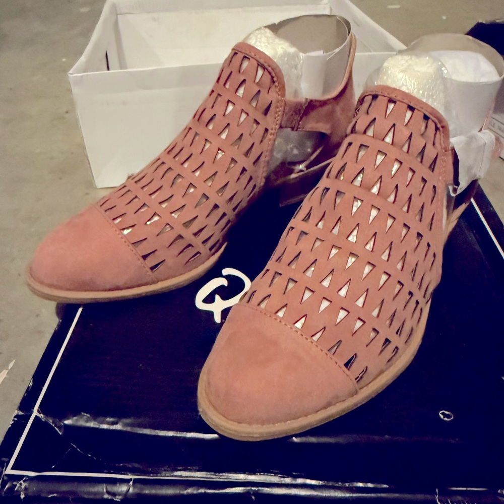 Qupid Booties Pink New